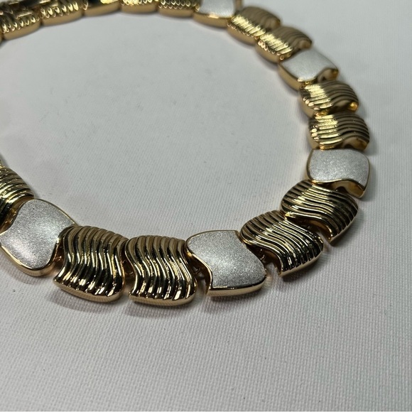 Vintage Butler Gold Tone/Speckled Frosty White Silver Enamel Choker Necklace - Picture 4 of 6